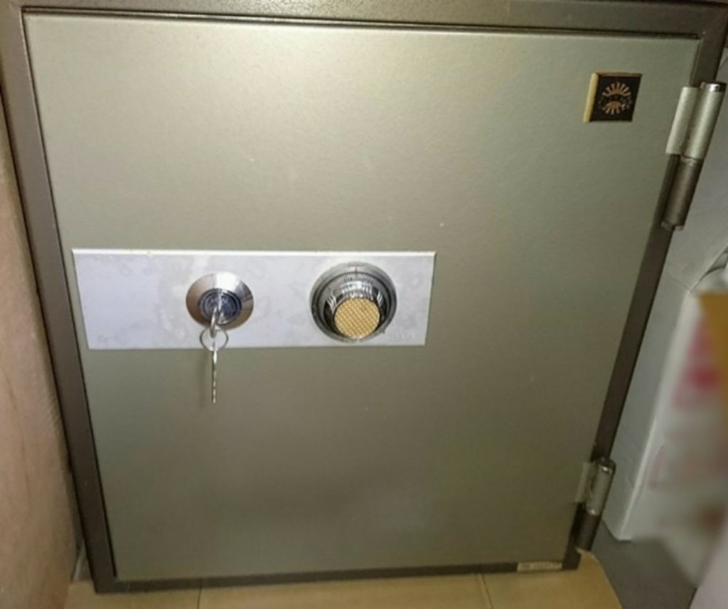 開かない金庫の解錠に出張対応する鍵屋